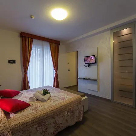 Venezia Отель Каорле